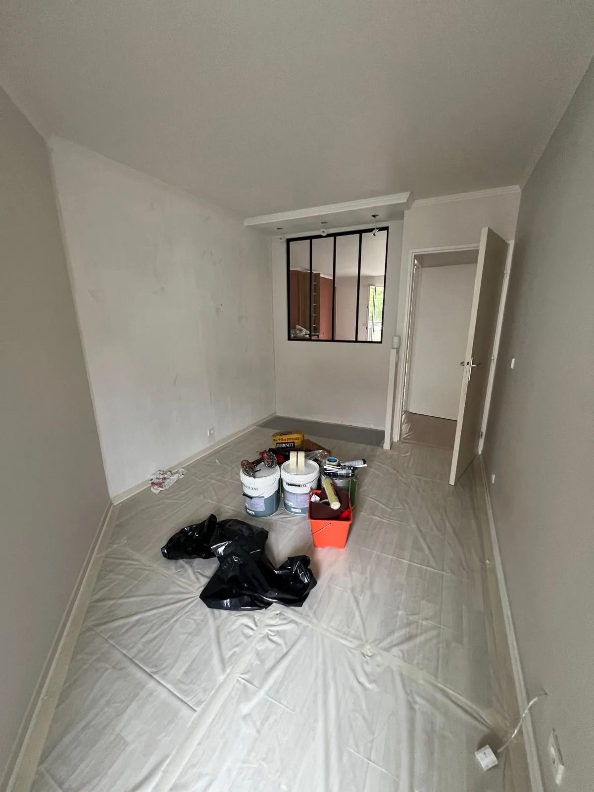 Pièce protégée pendant les travaux de peinture intérieure